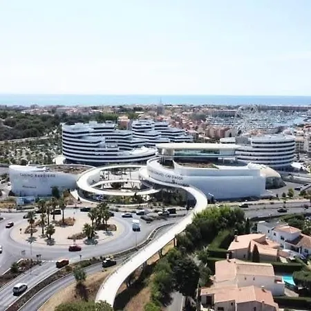 T4, Ile De La Marina, Parking
