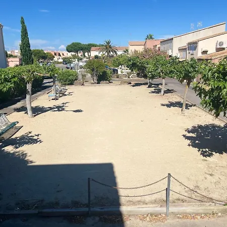 T4, Ile De La Marina, Parking